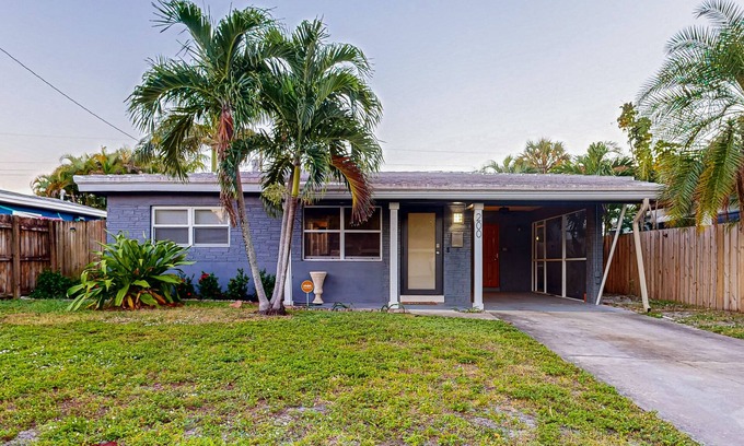 Oakland Park House | Home near the beach with firepit, enclosed backyard, patio, & W/D