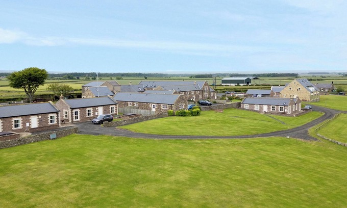 South Charlton Cottage | HOME STEAD COTTAGE, pet friendly, with pool in Embleton