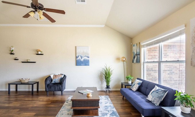 Edmond House | Home Sweet Getaway - Kitchen, Garage, & Backyard!
