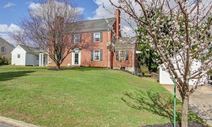 Lynchburg House | Home Sweet Home #2 near Libert University, Lynchburg General Hospital & Stadium