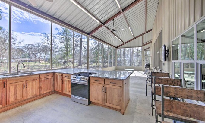 Hemphill House | Home with Screened Porch - Near Toledo Bend Lake!