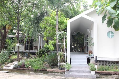 Lat Krabang Ski Chalet | Homeku Guesthouse Room 3 Cozy Stay Close to Suvarnabhumi Airport