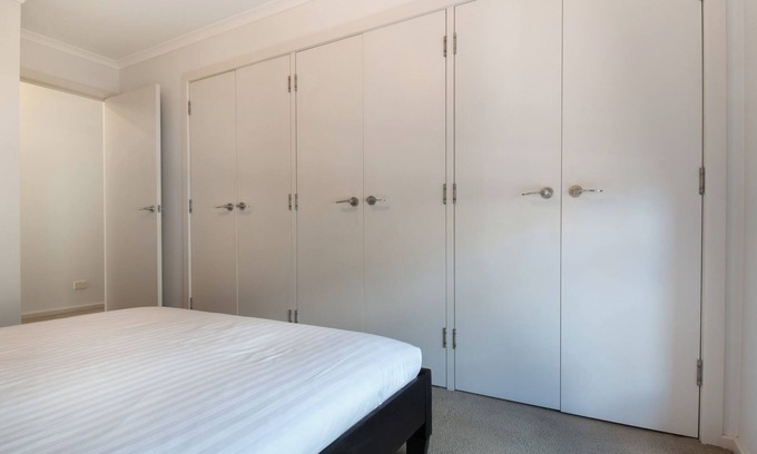 Prospect Vale House | Homely Suburban Delight with Parking & Wi-Fi
