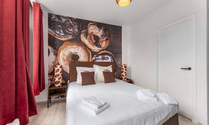 Historical Center Bruges Hotel | Homer Simpson's Donut Room - Steps from the Belfry