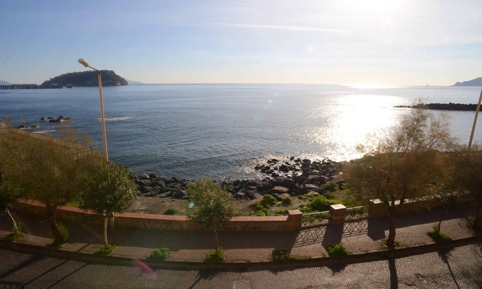 Pozzuoli Apartment | Homerez - 150 m away from the beach! Nice appartement for 4 ppl. with jacuzzi