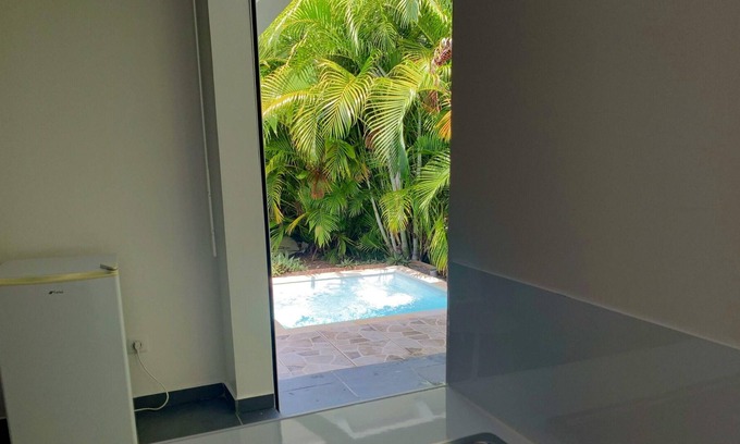 L'Autre-Bord Apartment | Homerez - 200 m away from the beach! Appartement for 2 ppl. with swimming-pool