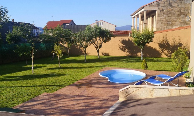 Boiro House | Homerez - 53 m away from the beach! House for 8 ppl. with garden at Esteiro