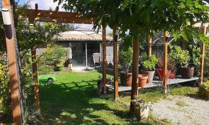 Latresne Apartment | Homerez - Apt. in Latresne with Jacuzzi