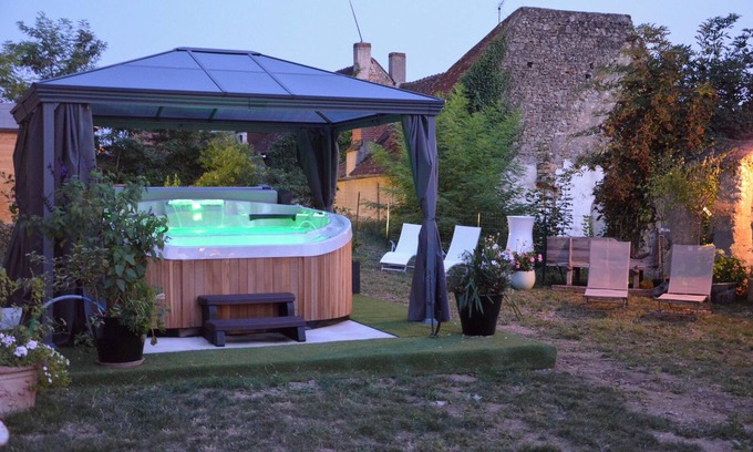 Le Blanc House | Homerez - Charming house in Le Blanc with spa and garden