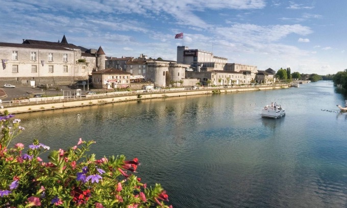 Cognac Apartment | Homerez - Contemporary flat in Cognac