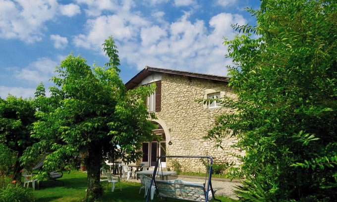 Blaignac Apartment | Homerez - Cosy Apartment in Blaignac with Shared Pool - 55 m²