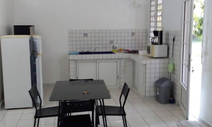 Les Mangles House | Homerez - House in Les Mangles