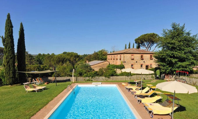 Monteroni d'Arbia Villa | Homerez - Villa for 19 ppl. with swimming-pool and garden at Monteroni d'Arbia