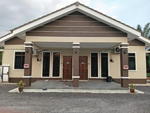 Sungai Pelek House | HOMESTAY DESA TERATAI