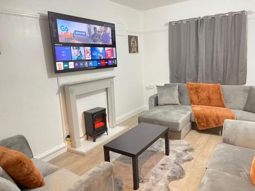 Welford Apartment | Hometel Digs Hidden Gem Large Comfy Home Can Sleep 15