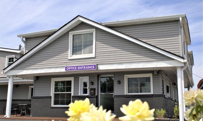 Scottsburg Hotel | Hometowne Inn & Suites