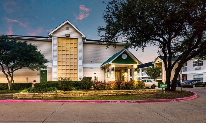Far North Dallas Hotel | HomeTowne Studios By Red Roof Dallas - North Addison/Tollway