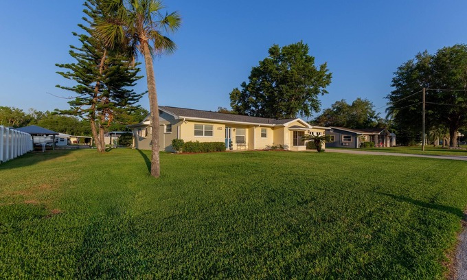 Homosassa House | Homosassa Springs home 3 kayaks, deep canal, Very Close to Springs No bridges