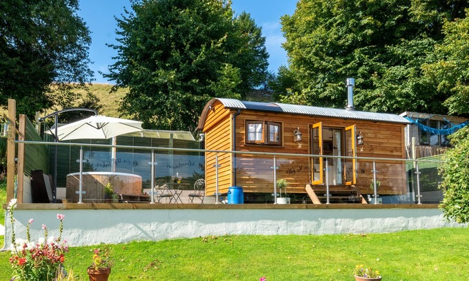 Hawkshead Cabin | Honey Bee Shepherd's Hut - Wood-fired Hot Tub