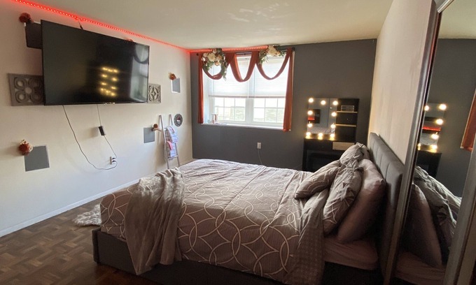 Hamilton Hills Apartment | Honey Comb Hideout 2BR Apt