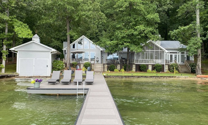 Coosa County House | HONEY'S HIVE - Large home on LAKE MARTIN near The Landing