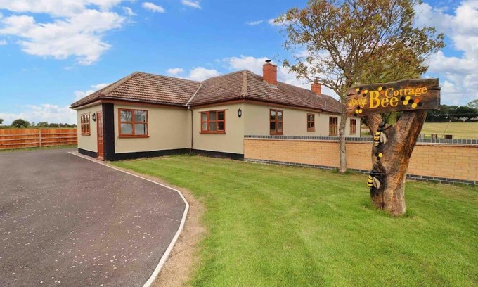 Horncastle House | Honeybee Cottage