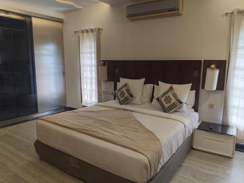 Krishna Karanai Hotel | Honeybee Resort