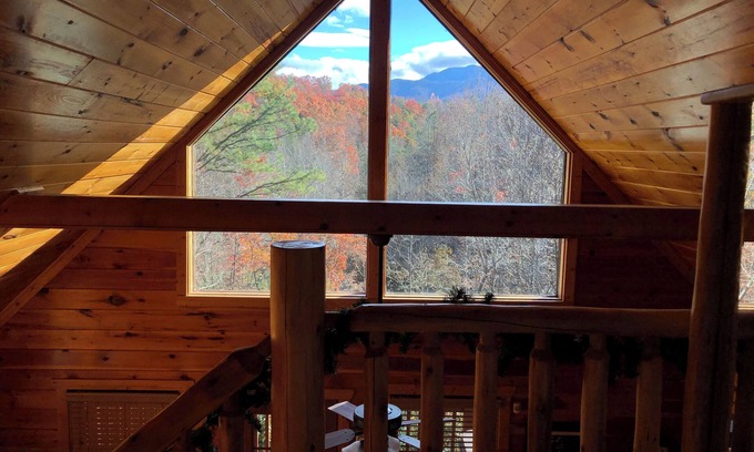 Gatlinburg - Pigeon Forge Cabin | Honeymoon cabin Loft BRM view of Mt LeConte 2 bath No Pets No Smoking
