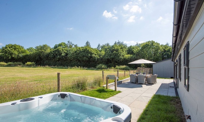 Lifton House | Honeysuckle Lodge, 2 Roadford Lake Lodges