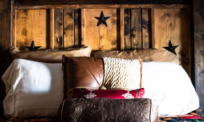 Coupland House | HonkyTonk dreams are made here! 7 rooms above a Legendary Texas Dancehall.