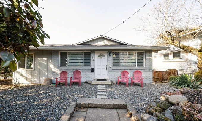 Hood River House | Hood Haven ~ Cozy 2-bedroom house in charming Downtown Hood River