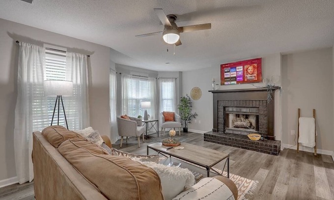 Summerville House | Hopper · CHAS, SUMMRVLL/NEXTON Comfort Near Everything!