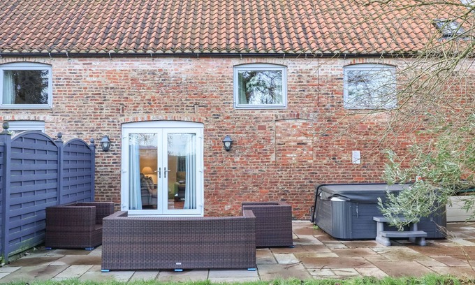 Ryther Cottage | HORNINGTON LODGE, romantic, with hot tub in Tadcaster