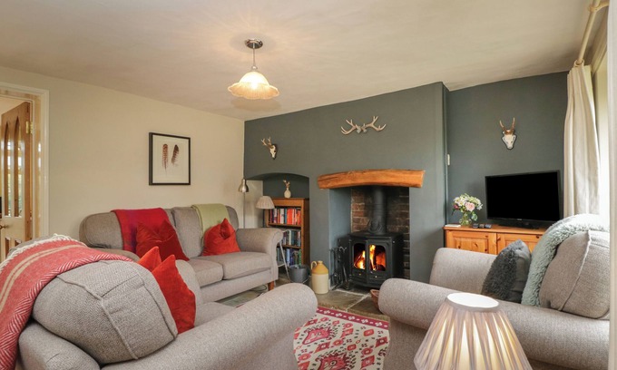 Whichford Cottage | HORSESHOE COTTAGE, pet friendly, with open fire in Hook Norton