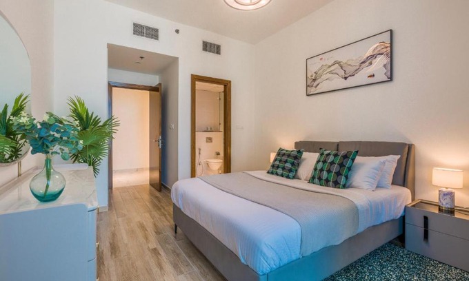 Al Quoz Apartment | HOSPITALITYEXPERT 2BR High Floor flat Sleeps 5 Panoramic Canal & Ocean Views Stunning Pool