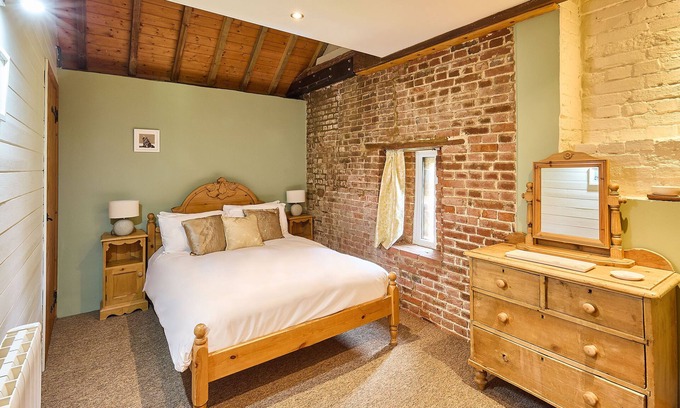 Fakenham House | Host & Stay | Granary Barn