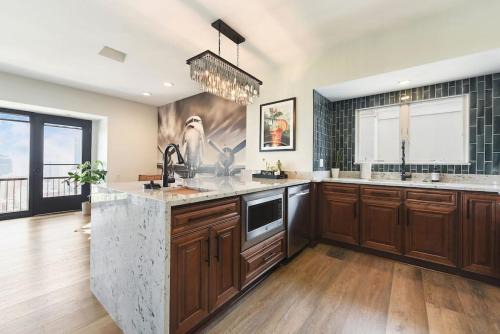 Mount Washington Apartment | HostWise Stays - Grandview Penthouse - Sweeping City Views, High End Living