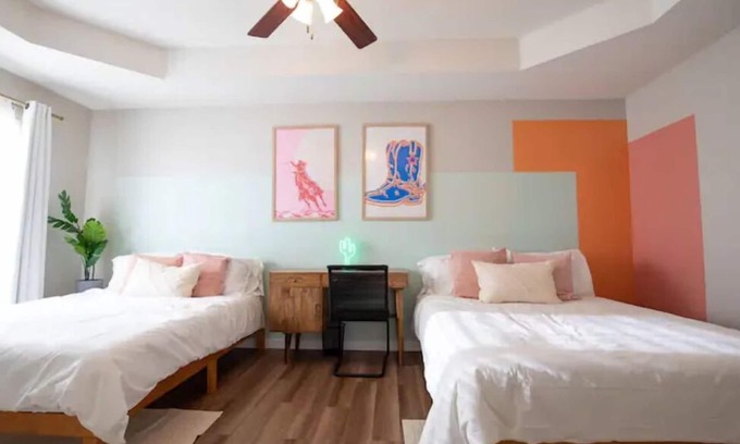 Rogers House | Hot tub *3 mins to i49* Bike In/Out