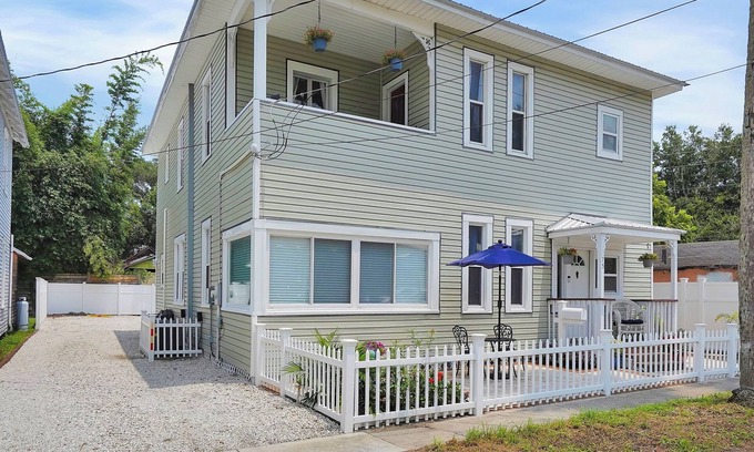 Lincolnville House | Hot tub- 80's Arcade- Pool table- 7 car parking- Historic Downtown 6/4- Events!