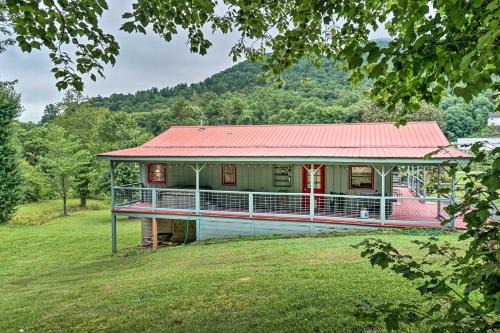 Clayton House | Hot Tub and Fire Pit Pet-Friendly Clayton Escape!