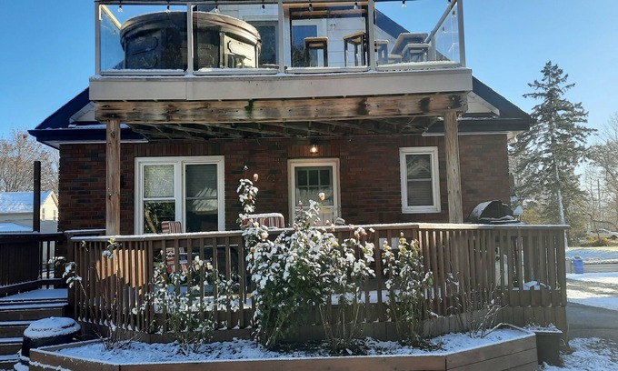 Peterborough House | Hot Tub, BBQ Station, Golf Simulator near Liftlocks, Canadian Canoe Museum, Lake
