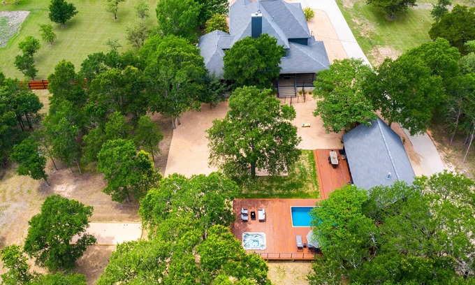 Manor House | Hot Tub + Fire Pit + Game Room + Pool | Separate Guesthouse | Great 4 Gatherings
