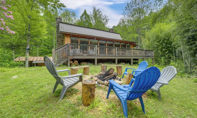 Canton Cabin | Hot Tub, Fire Pit: Waynesville Getaway Near Hiking