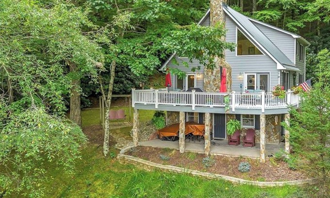 West Jefferson Ski Chalet | Hot Tub + Fireplace = The Perfect Sept Getaway @ The 19th Hole