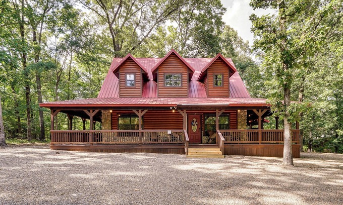 Broken Bow Cabin | Hot Tub + Game Room: Family Retreat in Broken Bow