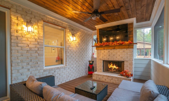 Helen House | Hot-Tub+Game Room-Screened in Back deck with Fireplace-Walk to Helen
