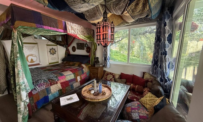 Fernwood House | Hot Tub, Garden Patio, Canopy Bed - The Zen Den