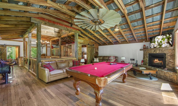 Waynesville House | HOT Tub! Hiking, Pool Table, Rustic Getaway, Views, Relax, Pets