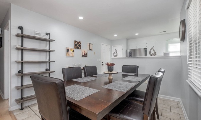 Charlotte House | *HOT TUB in UPTOWN + FREE parking | FUN | NEW*