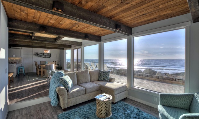 Oak Harbor House | Hot tub on the Beach with Super Fast Wi-Fi at Luna Shores